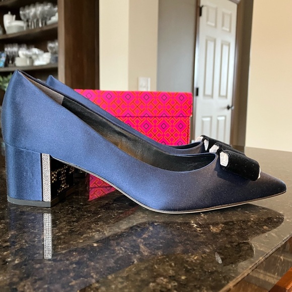 New Tory Burch Gigi Block Heel Pump, Navy Blue Satin, Crystal Embellished Logo - Picture 2 of 16